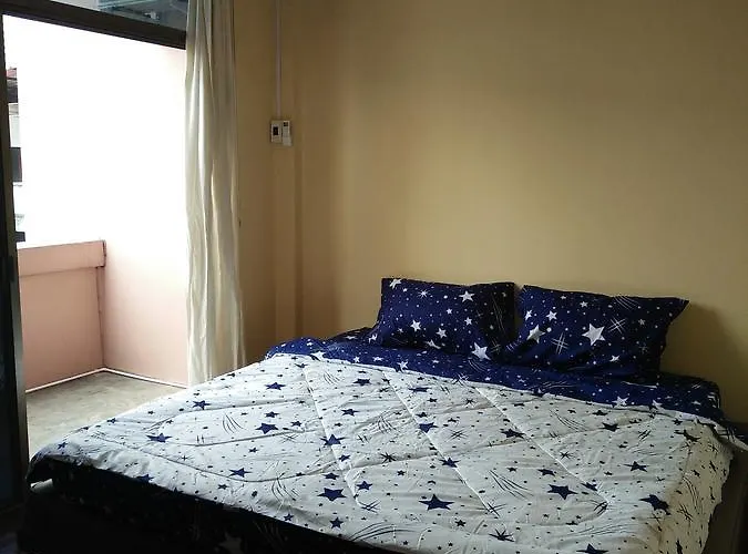 Nakhon Ramkhamhaeng Hostel *